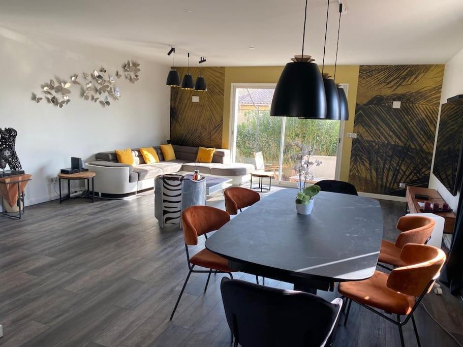 Villa Entiere. Alpilles Aix Marseille Avignon. Istres