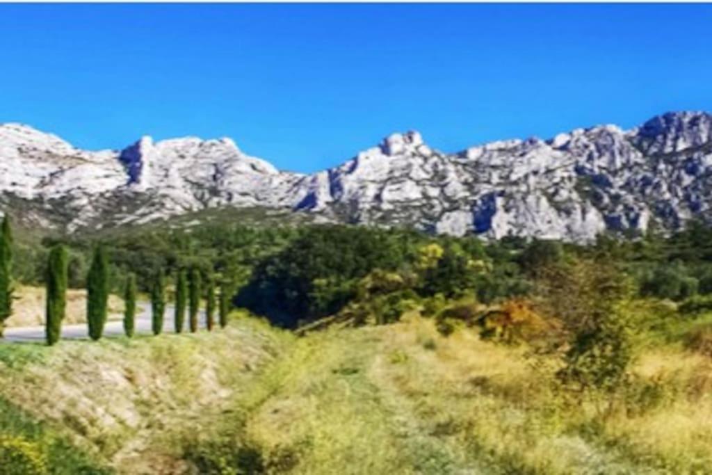 Entiere. Alpilles Aix Marseille Avignon. * Istres