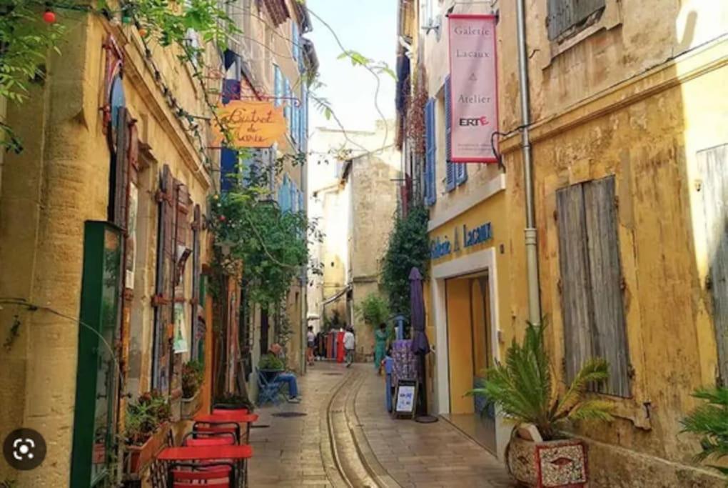 Entiere. Alpilles Aix Marseille Avignon. * Istres