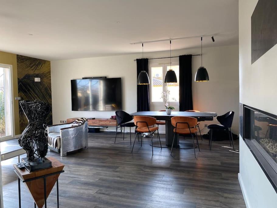 Villa Entiere. Alpilles Aix Marseille Avignon. Istres